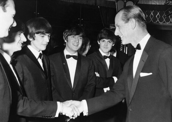 El príncipe Felipe estrecha la mano de Ringo Starr, baterista de la banda The Beatles. George Harrison, John Lennon y Paul McCartney están a su lado. La foto data del 23 de marzo de 1964.  - Sputnik Mundo
