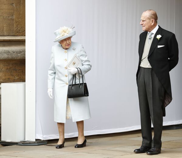 La reina Isabel II y el príncipe Felipe esperan la llegada en carruaje en la boda de su nieta, la princesa Eugenia de York, y Jack Brooksbank, el 12 de octubre de 2018. - Sputnik Mundo