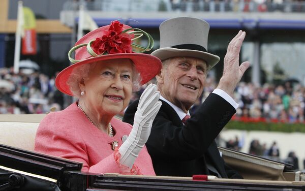 La reina Isabel y el príncipe Felipe en carruaje durante la reunión de carreras de caballos Royal Ascot en Ascot, Reino Unido, el 16 de junio de 2011. - Sputnik Mundo
