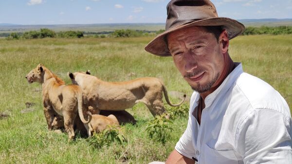 Jorge Alesanco junto a los leones de Masái Mara (Kenia) - Sputnik Mundo
