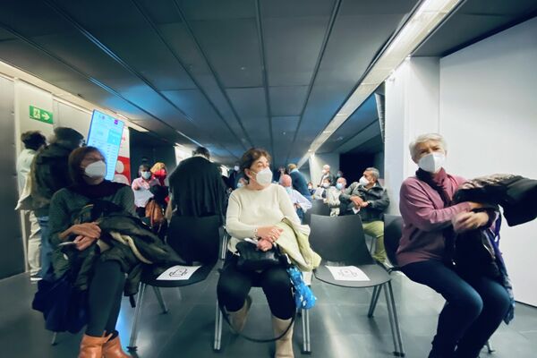 Madrileños esperan dentro del WiZink Center para ser vacunados con la AstraZeneca - Sputnik Mundo