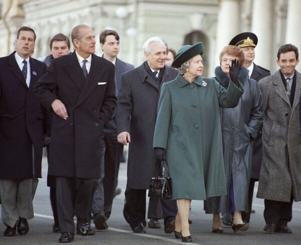 La reina Isabel II y el príncipe Felipe en San Petersburgo, durante su visita oficial a Rusia en 1994. - Sputnik Mundo