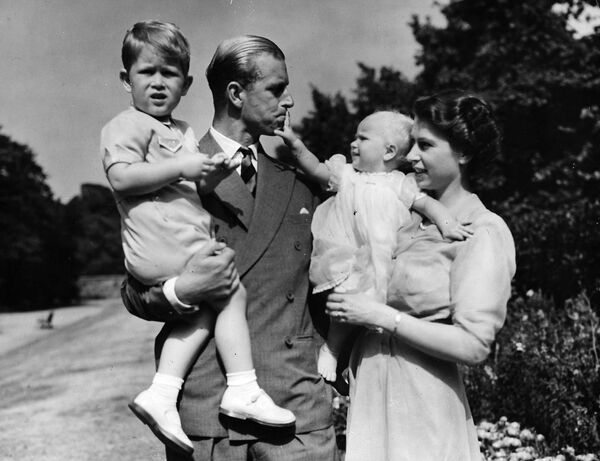 La princesa Isabel, junto a su marido el príncipe Felipe, el duque de Edimburgo, y sus hijos el príncipe Carlos y la princesa Ana (agosto de 1951). - Sputnik Mundo