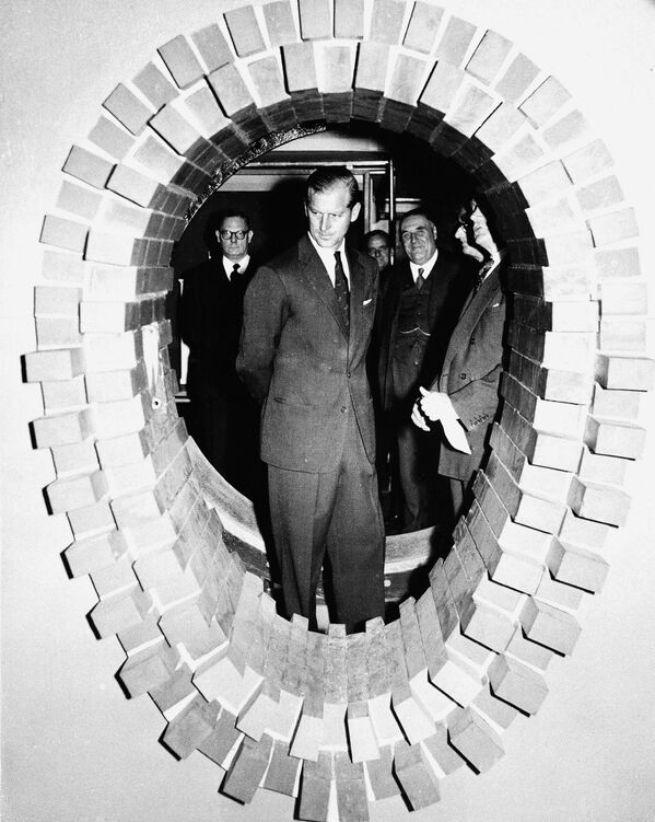El príncipe Felipe en una exposición de pipas de alcantarilla en Londres (25 de julio de 1955).  - Sputnik Mundo