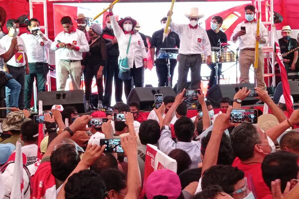 
Acto de cierre de campaña de Pedro Castillo, candidato presidencial por Perú Libre - Sputnik Mundo