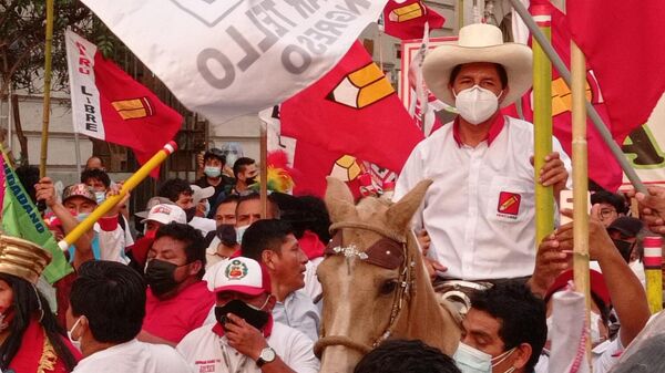 Pedro Castillo, candidato presidencial por Perú Libre, montado a caballo en acto de cierre de campaña - Sputnik Mundo