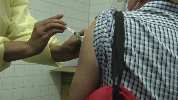 Las personas de la tercera edad reciben la vacuna rusa Sputnik V en Venezuela - Sputnik Mundo