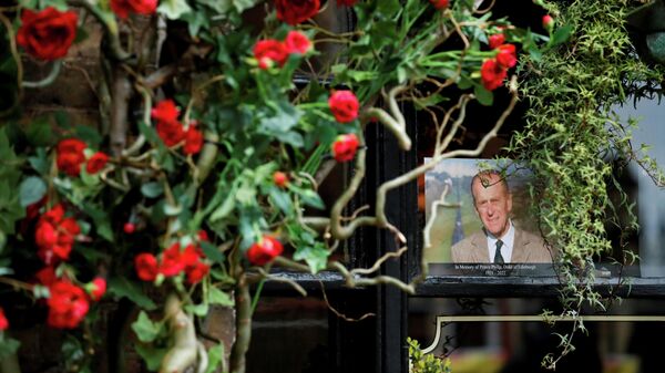 Flores frente al castillo de Windsor un día después de la muerte del príncipe Felipe - Sputnik Mundo