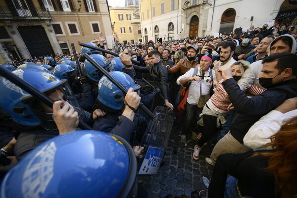 Policías antidisturbios usan porras contra manifestantes durante una protesta de propietarios de restaurantes y pequeños empresarios en Roma contra la política anti-COVID-19 adoptada por el ministro de Salud de Italia.  - Sputnik Mundo