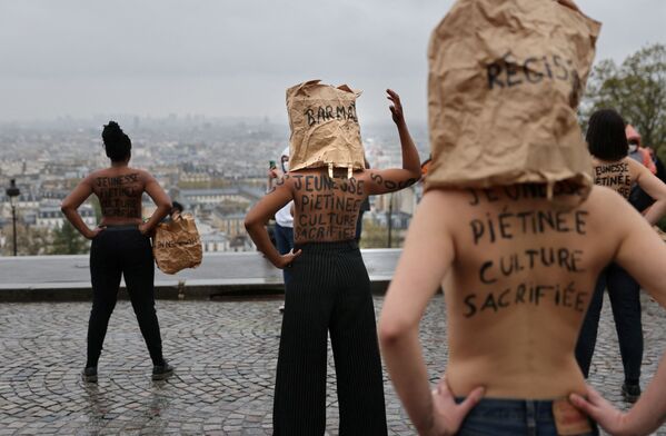 Unas personas se manifiestan contra el cierre del comercio minorista no esencial, frente a la basílica del Sacre Coeur en París (Francia). - Sputnik Mundo