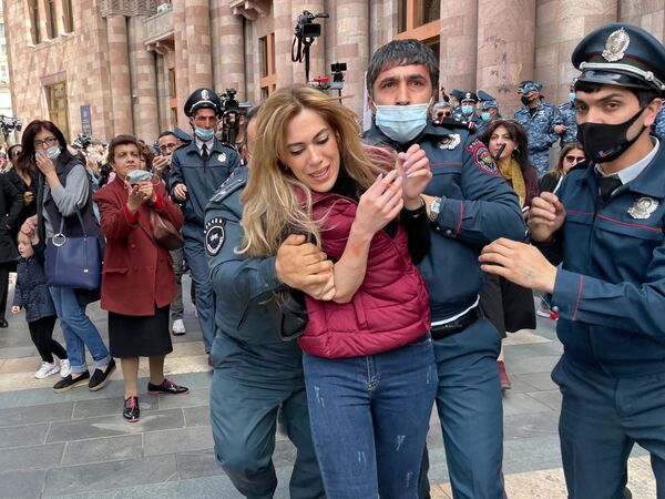 Agentes de policía detienen a una manifestante que exigía la dimisión del primer ministro armeno Nikol Pashinián frente al edificio del gobierno en Ereván (Armenia). - Sputnik Mundo