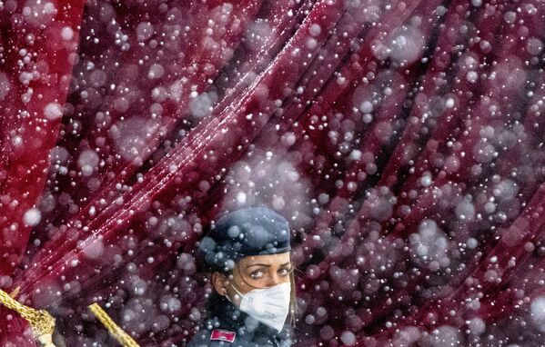 Una oficial de policía monta guardia durante una nevada cerca del Grand Hotel en Viena (Austria), donde diplomáticos de la Unión Europea, China, Rusia e Irán sostienen conversaciones. - Sputnik Mundo