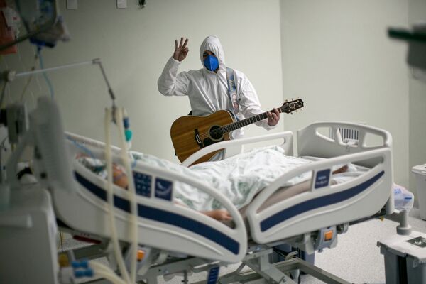 Un trabajador de salud de un hospital en Belem (Brasil) canta y reza por un paciente de COVID-19 como parte de las celebraciones de Pascua. - Sputnik Mundo
