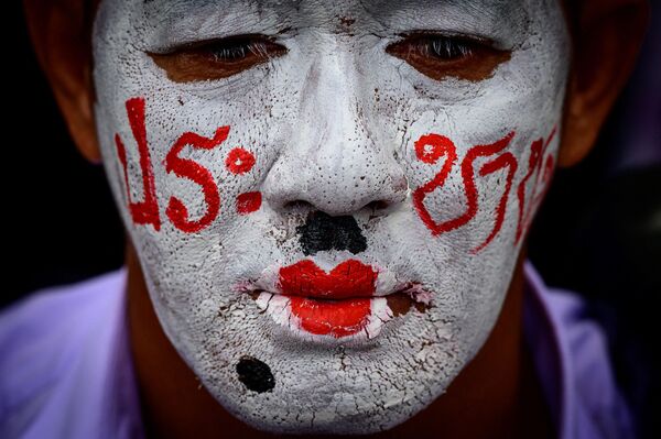 Un activista a favor de la democracia participa en una manifestación antigubernamental en Bangkok (Tailandia). - Sputnik Mundo
