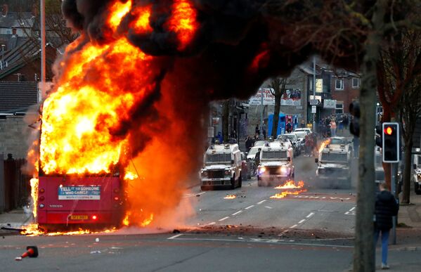 Un autobús secuestrado arde en llamas durante unas protestas en Belfast, Irlanda del Norte (Reino Unido). - Sputnik Mundo