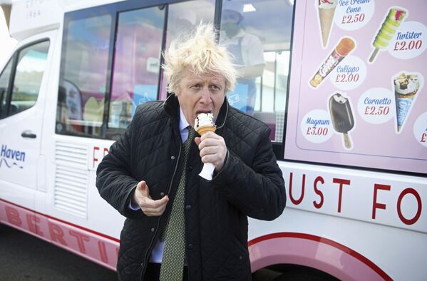 El primer ministro británico, Boris Johnson, come un helado durante una visita a Haven Perran Sands Holiday Park en Perranporth (Reino Unido). - Sputnik Mundo