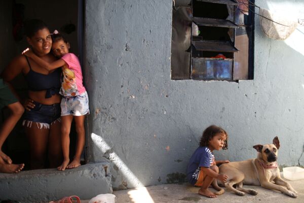 Una familia brasileña después de recibir alimentos donados por un proyecto no gubernamental durante la pandemia de COVID-19 en Nilópolis, estado de Río de Janeiro (Brasil). - Sputnik Mundo