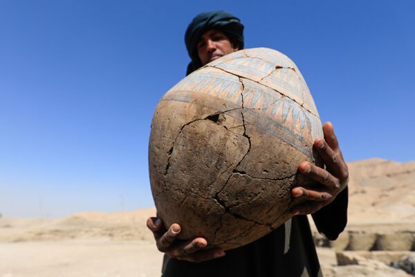 Una persona sostiene una reliquia desenterrada en el yacimiento de la &#x27;ciudad dorada perdida&#x27; en la orilla occidental del Nilo, en la ciudad de Luxor, Alto Egipto, el 10 de abril de 2021. - Sputnik Mundo