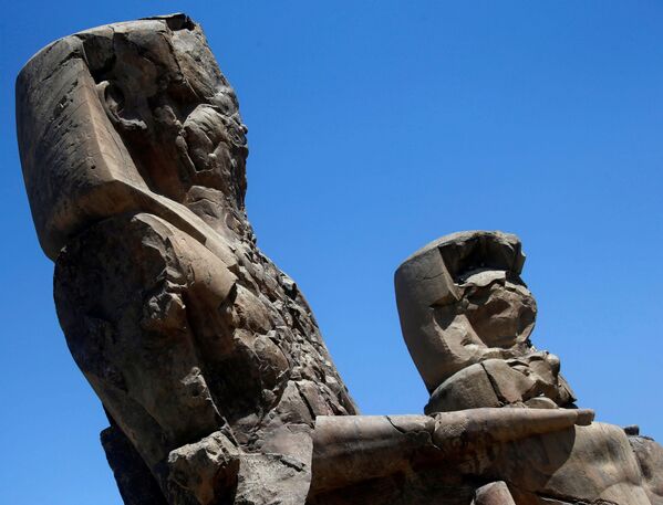 Los colosos de Memnón, las ruinas de dos estatuas de piedra que custodiaban el templo mortuorio construido para el faraón Amenhotep III en la orilla occidental del Nilo de Luxor, en el Alto Egipto. - Sputnik Mundo
