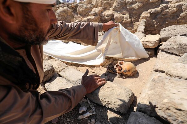 Un hombre observa los restos de un esqueleto humano en el yacimiento de la &#x27;ciudad dorada perdida&#x27; descubierta recientemente en la orilla occidental del Nilo, en Luxor.   - Sputnik Mundo