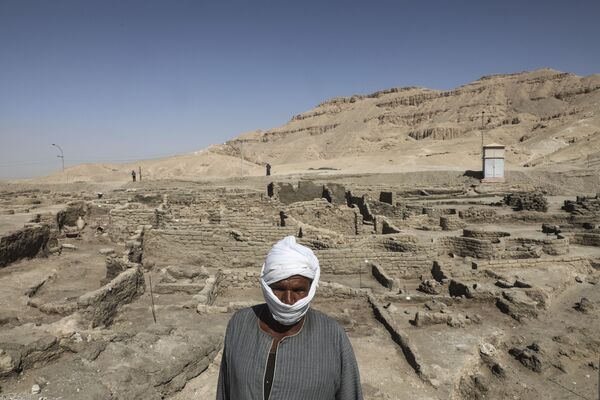 La ciudad se encuentra entre los templos de Ramsés III y Amenofis III, en la orilla occidental del Nilo en Luxor. La urbe fue utilizada por los faraones Tutankamón (el nieto de Amenhotep III) y luego por su sucesor Ay. - Sputnik Mundo