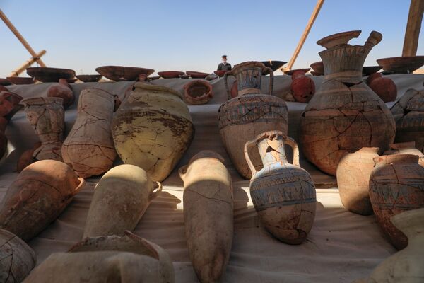 Entre las piezas desenterradas en la ciudad también se figuran vasijas. - Sputnik Mundo