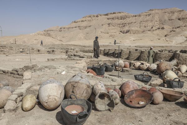 Varios de los trabajadores de la expedición arqueológica posan al lado de algunas de las reliquias que han hallado en la ciudad. - Sputnik Mundo