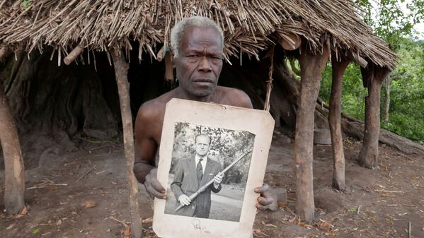 Un miembro de la tribu de la isla de Tanna sostiene una foto del príncipe Felipe en Yaohnanen, Vanuatu, el 6 de mayo de 2017.  - Sputnik Mundo