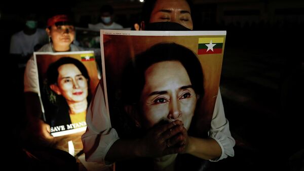 Personas con retratos de Aung San Suu Kyi - Sputnik Mundo