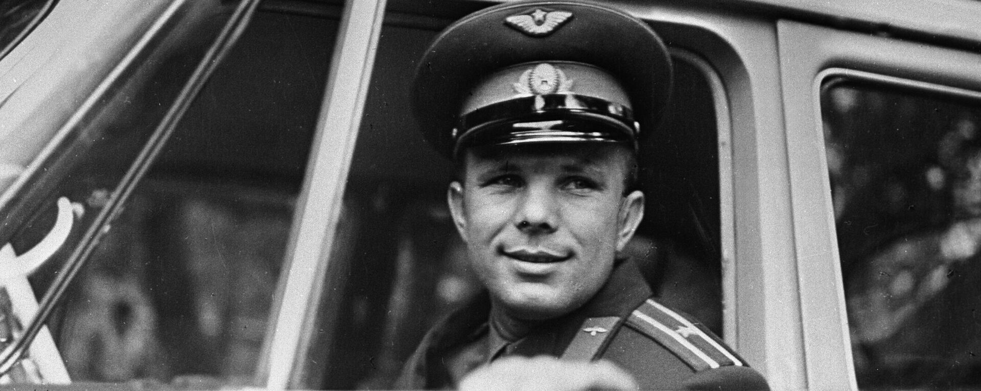 El cosmonauta Yuri Gagarin al volante de un automóvil - Sputnik Mundo, 1920, 12.04.2021