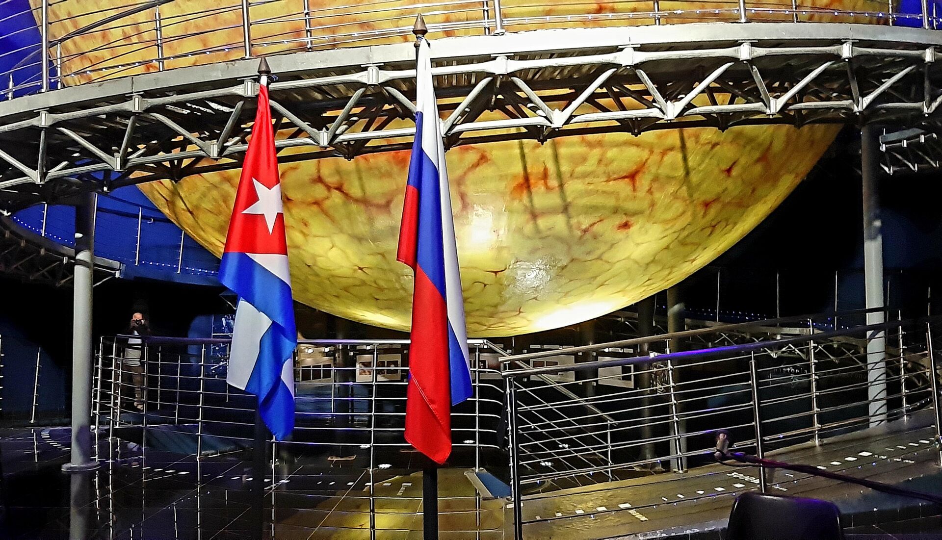 Banderas de Cuba y Rusia durante la inauguración de la exposición Nuestro Gagarin - Sputnik Mundo, 1920, 12.04.2021