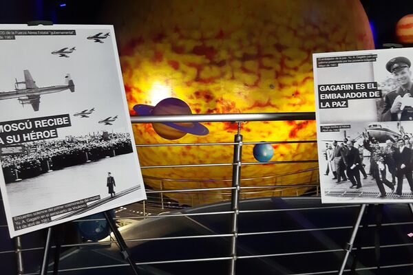 Fotografías de Yuri Gagarin en la muestra Nuestro Gagrin, en el Planetario de La Habana - Sputnik Mundo