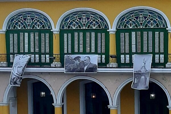 Fotografías de Yuri Gagarin en los balcones de la Plaza Vieja, en La Habana - Sputnik Mundo