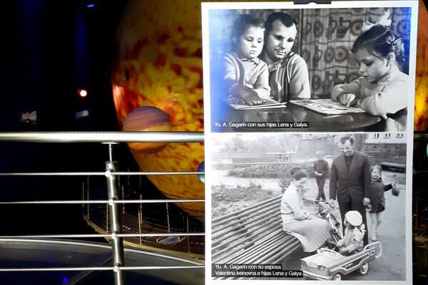 Fotografías de Yuri Gagarin en la muestra Nuestro Gagrin, en el Planetario de La Habana - Sputnik Mundo