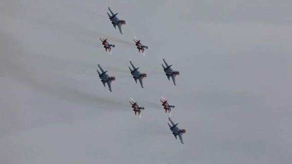 Los aviadores rusos ensayan la parte aérea del Desfile de la Victoria  - Sputnik Mundo