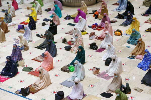 El Ramadán es el noveno mes sagrado del calendario islámico marcado por la luna nueva. Es muy venerado entre los musulmanes que creen que en el mes de Ramadán los versos de Corán fueron revelados por primera vez al profeta Mahoma que se encontraba meditando en la cueva Hira en las afueras de La Meca.En la foto: unas mujeres musulmanas en vísperas del Ramadán en la mezquita Istiqlal de Yakarta, Indonesia. - Sputnik Mundo