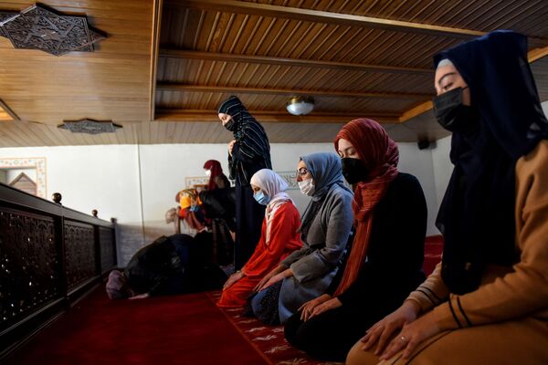 Unas mujeres musulmanas rezando la primera tarde del Ramadán en una mezquita de la capital montenegrina, Podgorica. - Sputnik Mundo