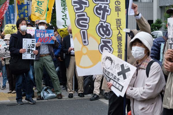 La decisión del Gobierno de Japón del 13 de abril de desechar al Pacífico el agua radiactiva de la central nuclear de Fukushima-1 causó revuelo entre los propios japoneses y en la comunidad internacional. China y Corea del Sur se oponen a esta decisión.En la foto: los manifestantes frente a la oficina del primer ministro en Tokio. - Sputnik Mundo
