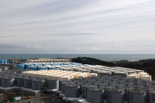 Se espera verter el agua en 2023. Dada la tasa actual de acumulación de agua en los depósitos de la central, todos los tanques disponibles quedarán desbordados hacia finales de 2022, lo que haría imposible mantenerlos seguros.En la foto: los depósitos con el agua contaminada de la central nuclear Fukushima-1 en Okuma, prefectura de Fukushima. - Sputnik Mundo