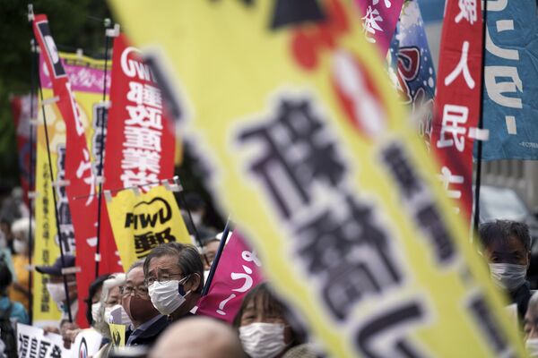 Según las estimaciones del operador de la central nuclear, la Compañía Eléctrica de Tokio (TEPCO), llevará 40 años paliar las consecuencias del desastre y desmantelar los reactores. En la foto: los manifestantes frente a la oficina del primer ministro en Tokio. - Sputnik Mundo