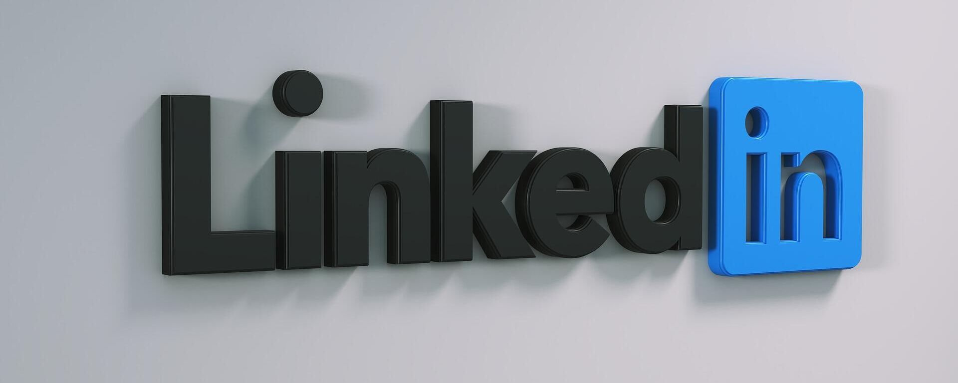 El logo de la plataforma LinkedIn en una pared. Imagen referencial - Sputnik Mundo, 1920, 13.04.2021