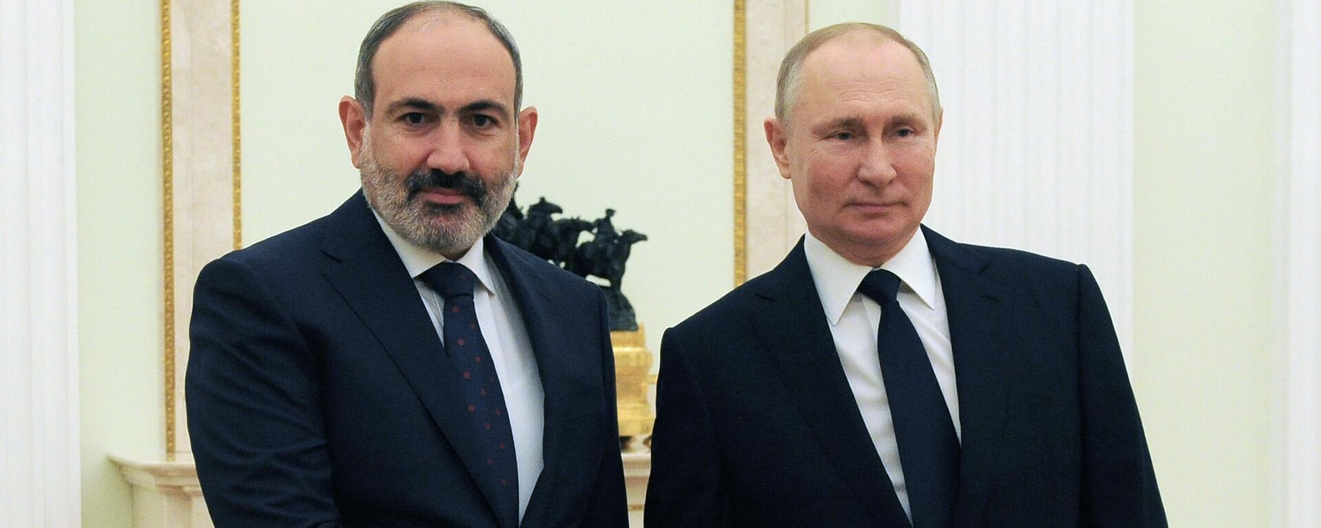 El primer ministro de Armenia, Nikol Pashinián, con el presidente de Rusia, Vladímir Putin (archivo) - Sputnik Mundo, 1920, 19.04.2022