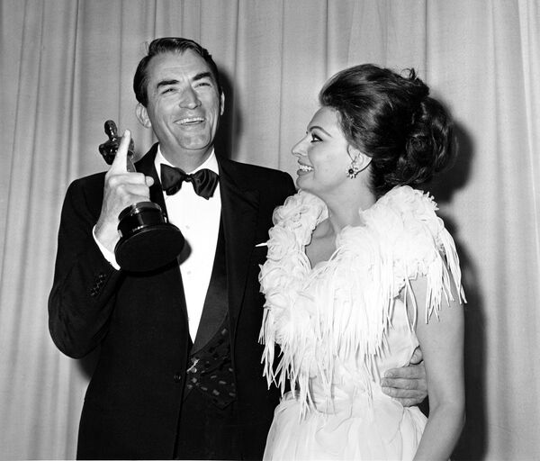 Gregory Peck y Sophia Loren en los Premios Oscar, 1963 - Sputnik Mundo