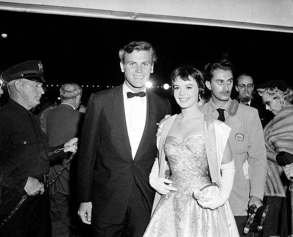 El actor Tab Hunter y la actriz Natalie Wood enlagala de los Premios Óscar, 1956 - Sputnik Mundo