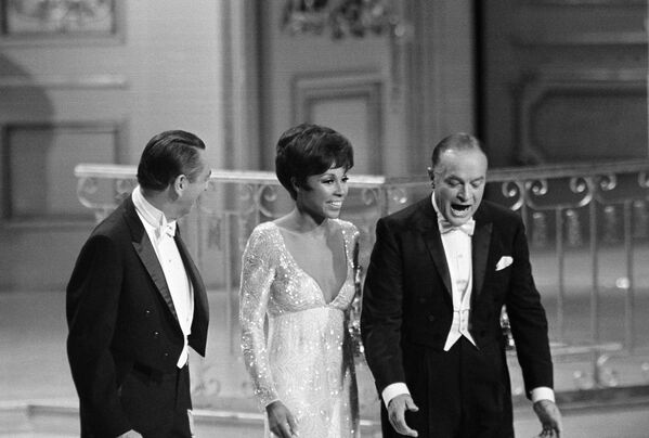 Bob Hope, Diahann Carroll y Macdonald Carey en los Premios Oscar, 1968 - Sputnik Mundo