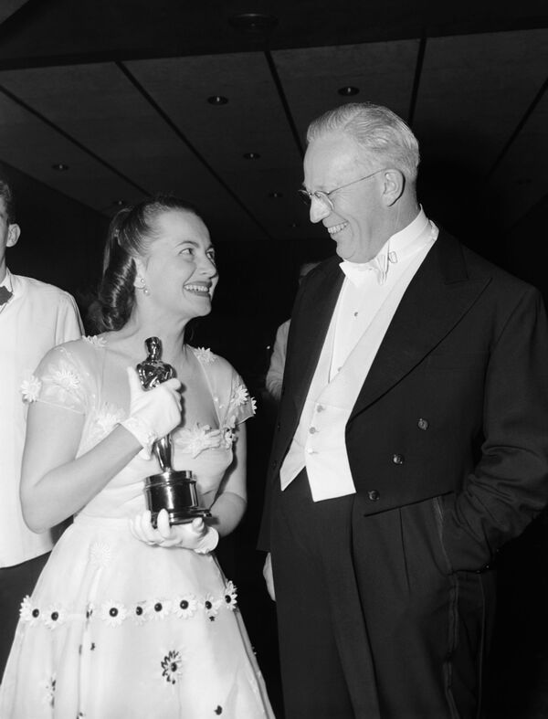El gobernador de California, Earl Warren, felicita a la actriz Olivia De Havilland por su segundo Oscar, 1950 - Sputnik Mundo