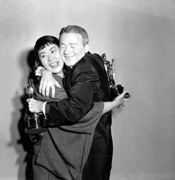 Miyoshi Umeki y Red Buttonsen en los Premios Oscar de 1958. Ganaron como la mejor actriz y actor de reparto de Sayonara - Sputnik Mundo