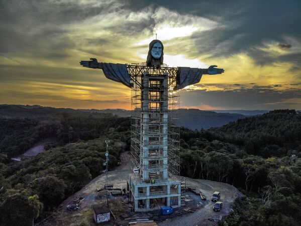 La ciudad de Encantado, en el sur del Brasil, ha acaparado la atención mundial al decidir construir una estatua de Jesús de Nazaret más grande que el icónico Cristo Redentor de Río de Janeiro. - Sputnik Mundo