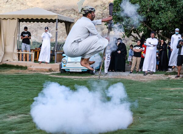 Un bailarín interpreta el Taashir, una danza tradicional del pueblo Taif, en Arabia Saudí. - Sputnik Mundo