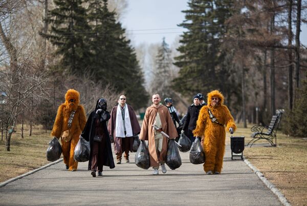 Personas disfrazadas como personajes de Star Wars participan en una campaña voluntaria de limpieza de calles en Irkutsk (Rusia) para conmemorar el 60 aniversario del primer vuelo espacial tripulado. - Sputnik Mundo
